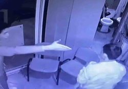 Captan a joven golpeando a guardia de seguridad en Puebla por pedirle identificación