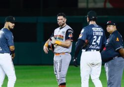 Con pitcheo de Vargas y fuerte ofensiva Naranjeros se lleva el primero del Clásico