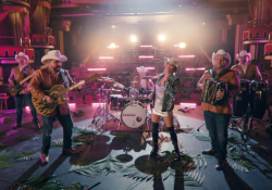 Alejandra Guzmán cantan con Grupo Pesado y la comparan con Itatí Cantoral