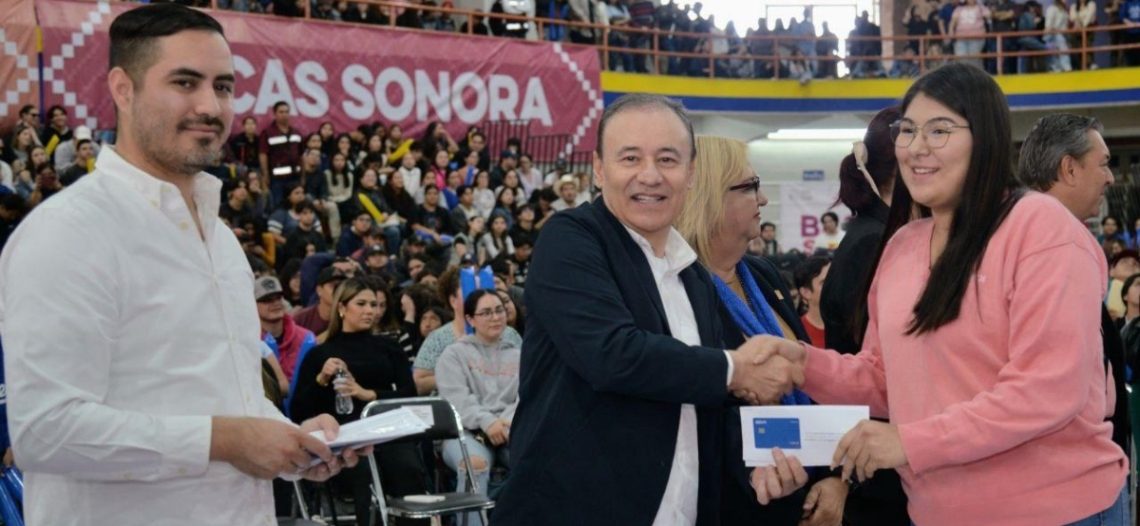 Cierra Gobernador Durazo año histórico en entregas de becas a estudiantes sonorenses