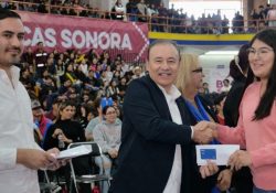 Cierra Gobernador Durazo año histórico en entregas de becas a estudiantes sonorenses