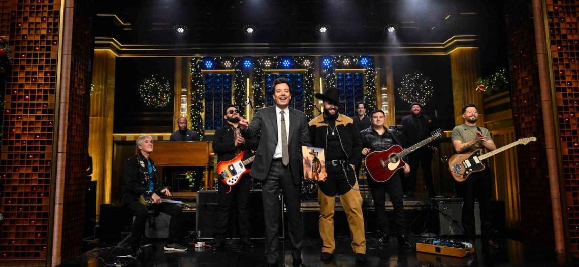 Carín León se presenta en The Tonight Show de Jimmy Fallon