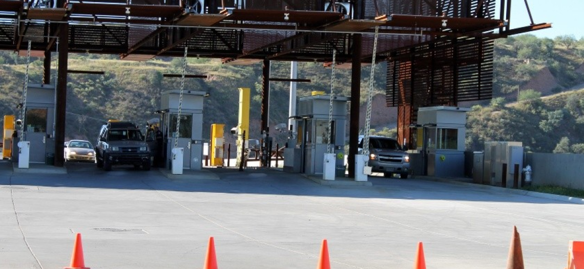 CBP cierra otra garita por elevado flujo migratorio y comenzó a buscar “polleros”