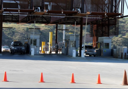 CBP cierra otra garita por elevado flujo migratorio y comenzó a buscar “polleros”