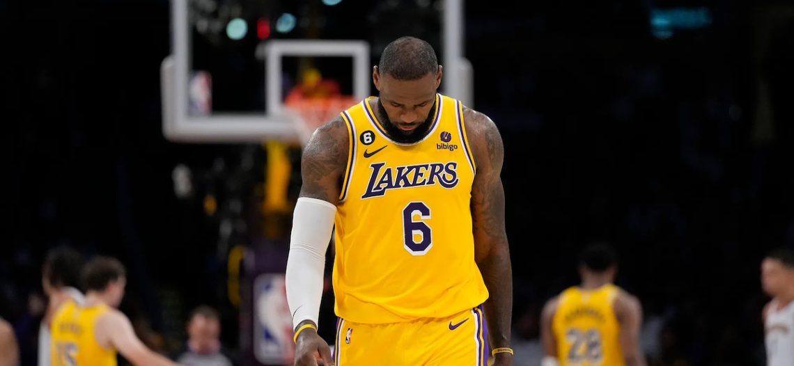 Mavericks abolla corona de Lakers en temporada regular de NBA