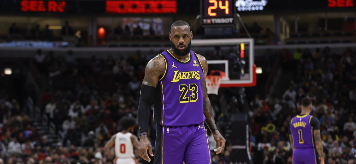 Bulls envisten y triunfan ante unos Lakers en caída libre