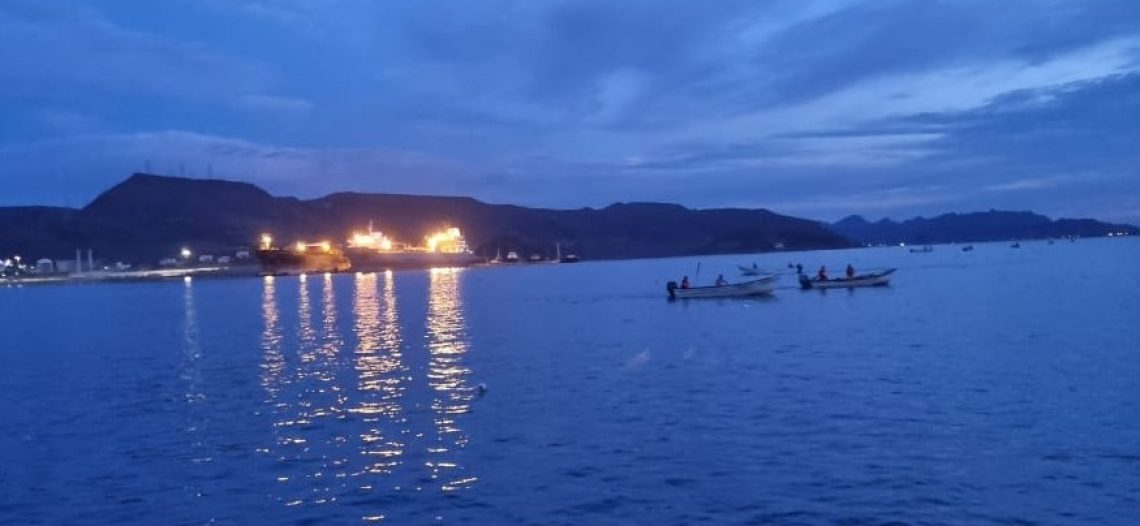 Retiran redes de pesca del canal de navegación del puerto comercial