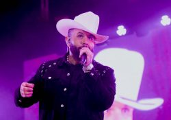 Carin León cierra 2023 inyectando estilo a baladas, rancheras y cumbias