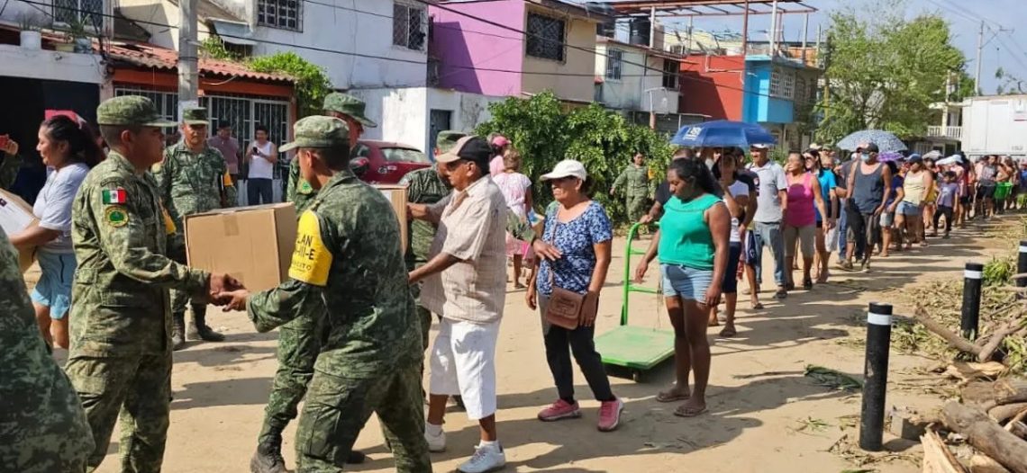 Sedena y Guardia Nacional distribuyen 889 mil despensas a damnificados por Otis