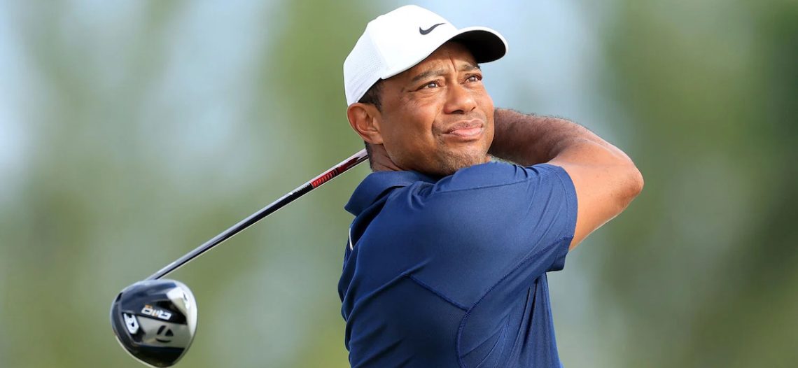 Tiger Woods luce fuera de ritmo en su regreso al golf