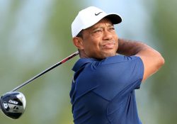 Tiger Woods luce fuera de ritmo en su regreso al golf