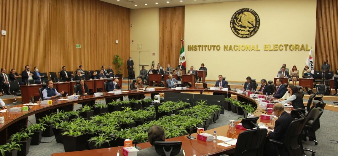 Consejeros electorales se dan regalazo; compensación por comicios