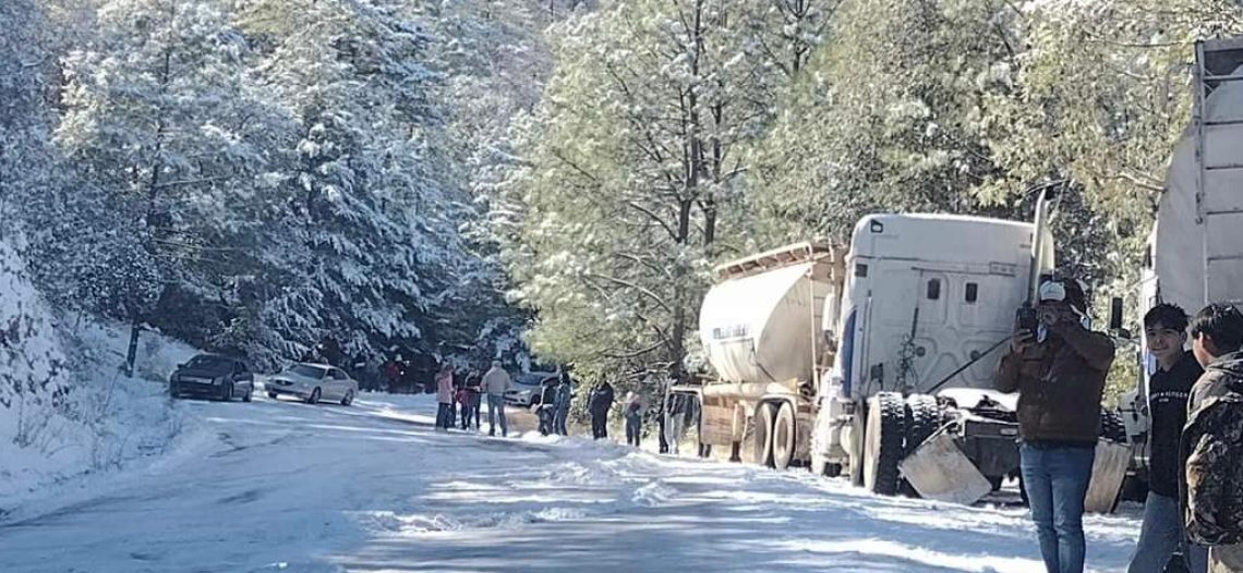 La nieve bloquea caminos; en Yécora corta la ruta a Chihuahua