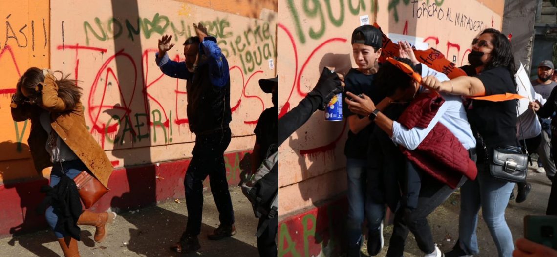 Activistas protestan afuera de la Plaza México por el regreso de las corridas de toros