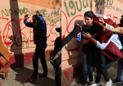 Activistas protestan afuera de la Plaza México por el regreso de las corridas de toros
