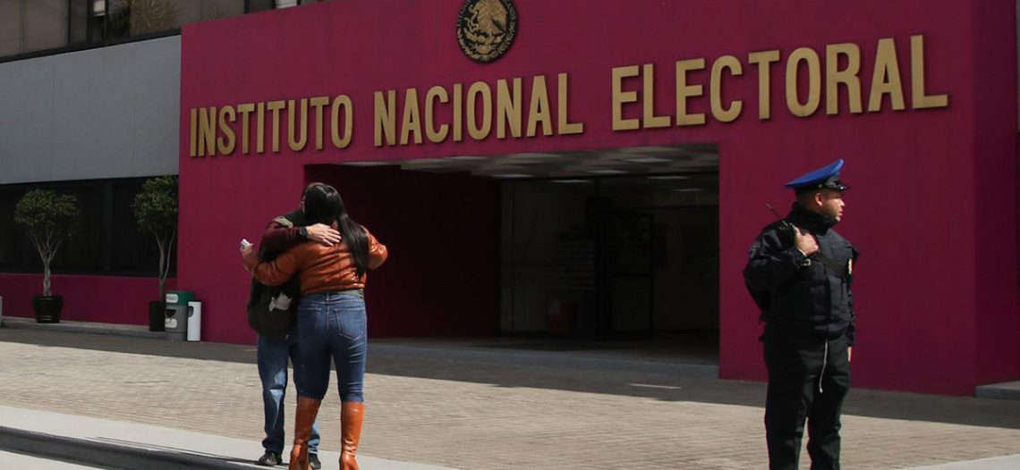 INE invita a denunciar candidaturas que no cumplan la 8 de 8