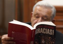 El Presidente López Obrador dedica su último libro, ¡Gracias!, a los jovenes