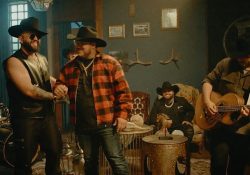 Carín León y Grupo Frontera llegan al número 1 de Billboard con “ALCH SI”
