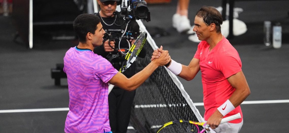 Carlos Alcaraz vence a Rafael Nadal en novedoso duelo de exhibición