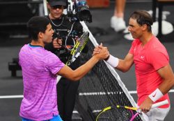 Carlos Alcaraz vence a Rafael Nadal en novedoso duelo de exhibición