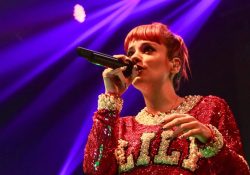 Lily Allen asegura que sus hijas arruinaron su carrera y le llueven críticas