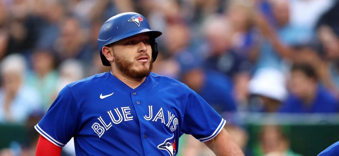 El mexicano Alejandro Kirk habla con su bat; de 3-2 con una impulsada