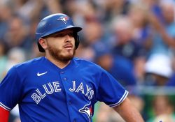 El mexicano Alejandro Kirk habla con su bat; de 3-2 con una impulsada