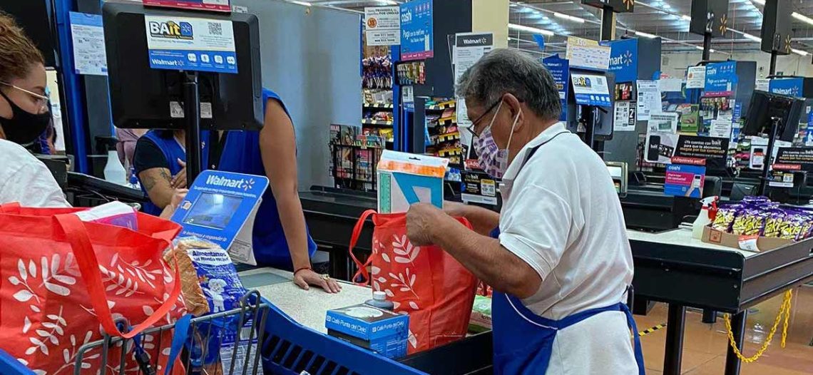 Adultos mayores buscan opciones laborales para sobrevivir