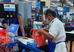 Adultos mayores buscan opciones laborales para sobrevivir