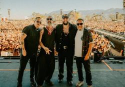Carin León se pone rockero en Coachella, toca con Molotov