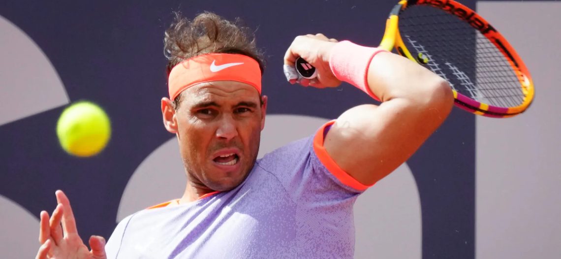 Rafael Nadal celebra su regreso al tenis, a pesar de la derrota