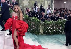 Shakira acude por primera vez a la Met Gala con un sensual vestido rojo