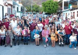 Vecinos del sector La Muralla escuchan propuestas de la doctora Karla Córdova González, candidata a la presidencia municipal.