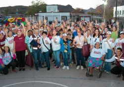 Escucha doctora Karla Córdova González, candidata a la presidencia municipal a vecinos del sector 23 de marzo
