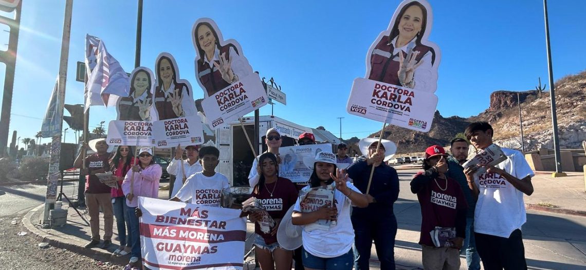 Jóvenes promueven el voto para la doctora Karla Córdova González, candidata a la presidencia municipal.