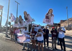 Jóvenes promueven el voto para la doctora Karla Córdova González, candidata a la presidencia municipal.