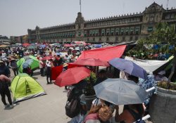CNTE acepta reubicar su plantón por cierre de campaña de Sheinbaum