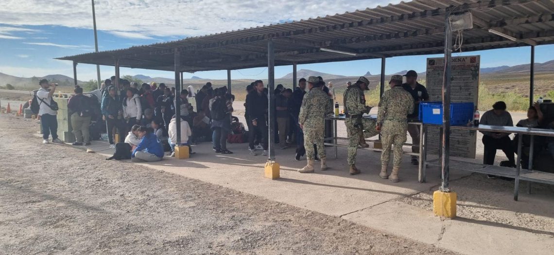 Rescatan a 73 migrantes hacinados en tractocamión carretera Janos – Agua Prieta Sonora