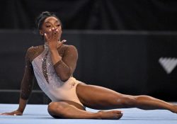 Simone Biles triunfa en programa completo previo a Juegos Olímpicos