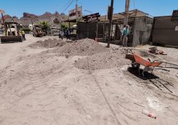 Avanza Ayuntamiento de Guaymas trabajos de construcción de pavimento en colonia Las Villas.