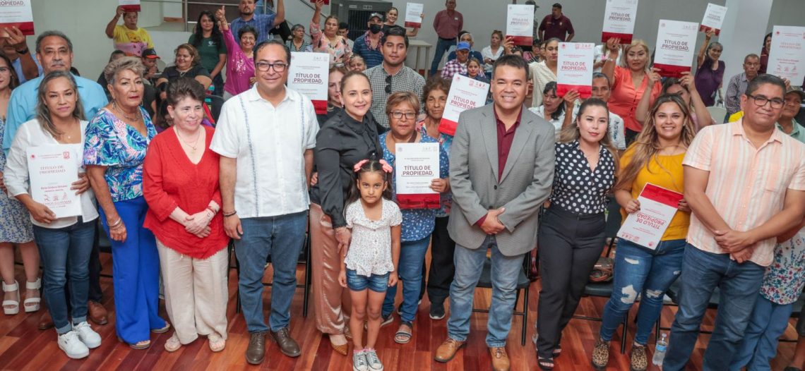 Reciben títulos de propiedad familias guaymenses.