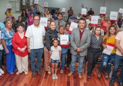 Reciben títulos de propiedad familias guaymenses.