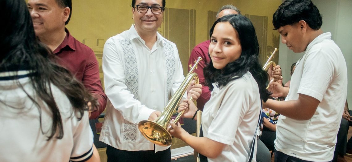 Realiza Ayuntamiento de Guaymas ceremonia de abanderamiento de escoltas y entrega de medias bandas de guerra