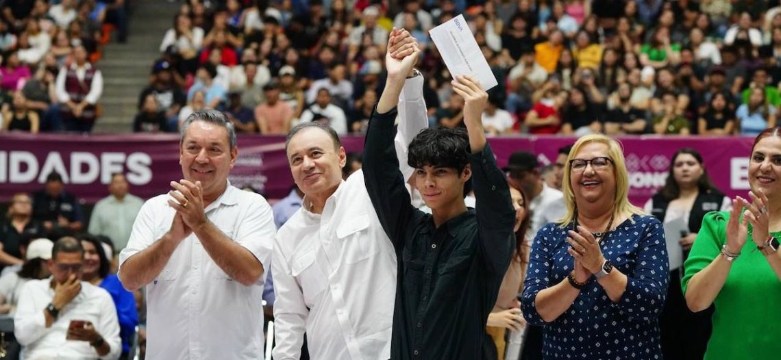 Beneficia Gobernador a estudiantes de universidades públicas con becas