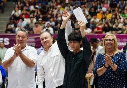 Beneficia Gobernador a estudiantes de universidades públicas con becas