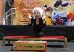 Cyndi Lauper deja su huella en el Paseo de la Fama de Hollywood