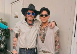 Christian Nodal y Jhonny Depp posan juntos en una fotografía