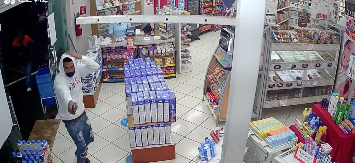 Pese a no oponer resistencia, asaltantes de farmacia asesinan a cajera en Michoacan