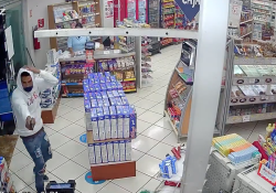 Pese a no oponer resistencia, asaltantes de farmacia asesinan a cajera en Michoacan