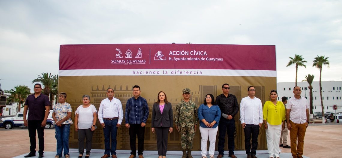 Realizan ceremonia de izamiento de Bandera en la plaza Tres Presidentes.